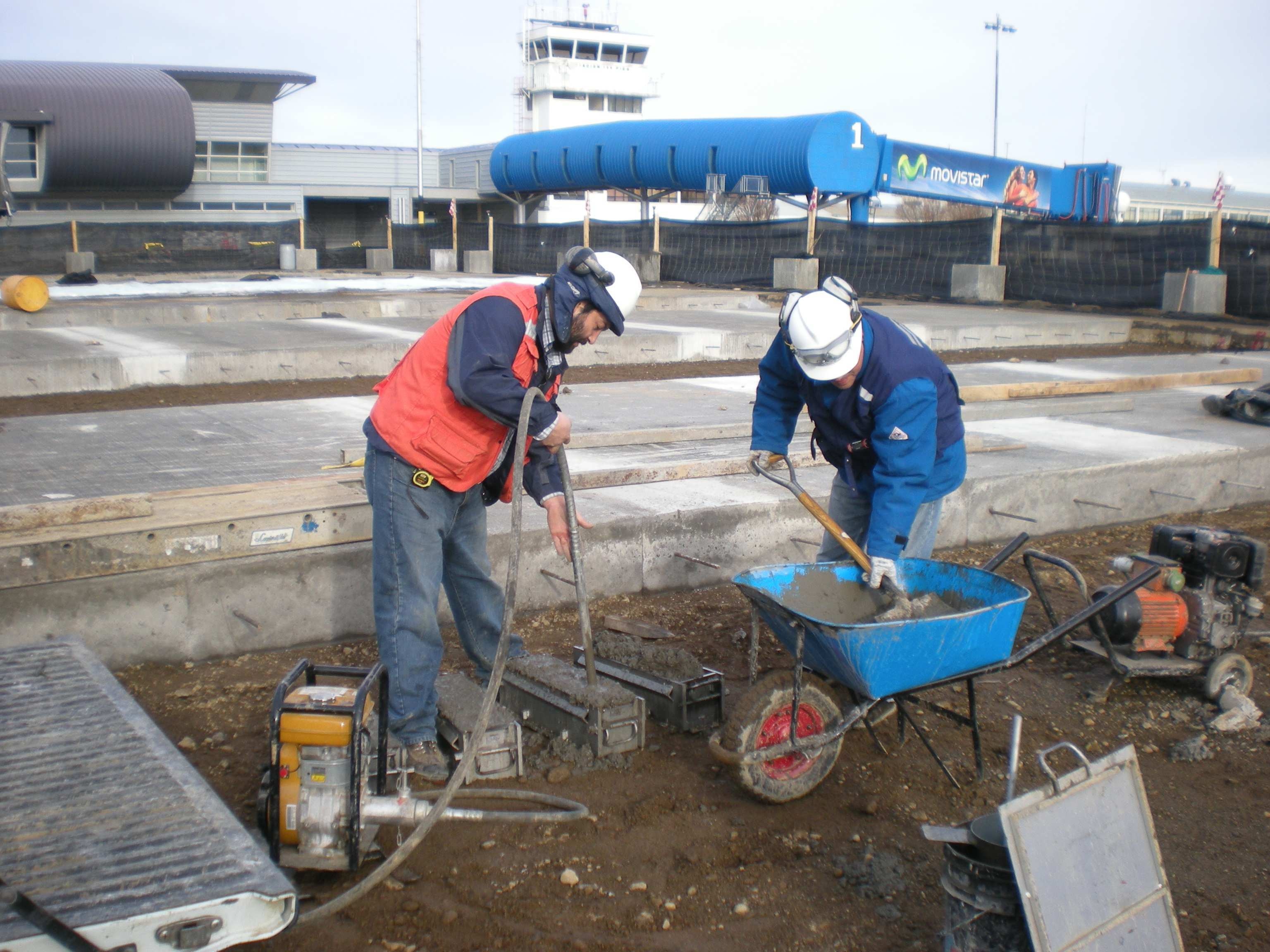Personal realizando controles de hormigón, fotografía de Concret and Ground