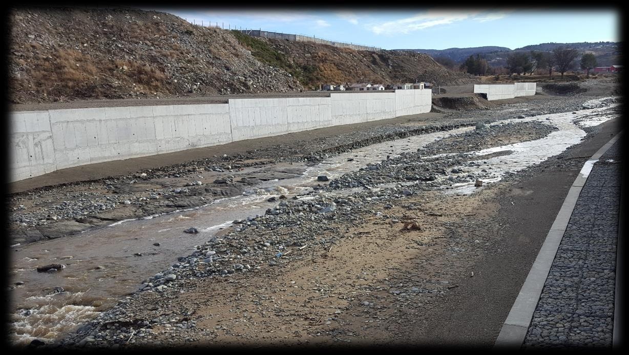Fotografía del brochure: obras de encauzamiento y muros de contención